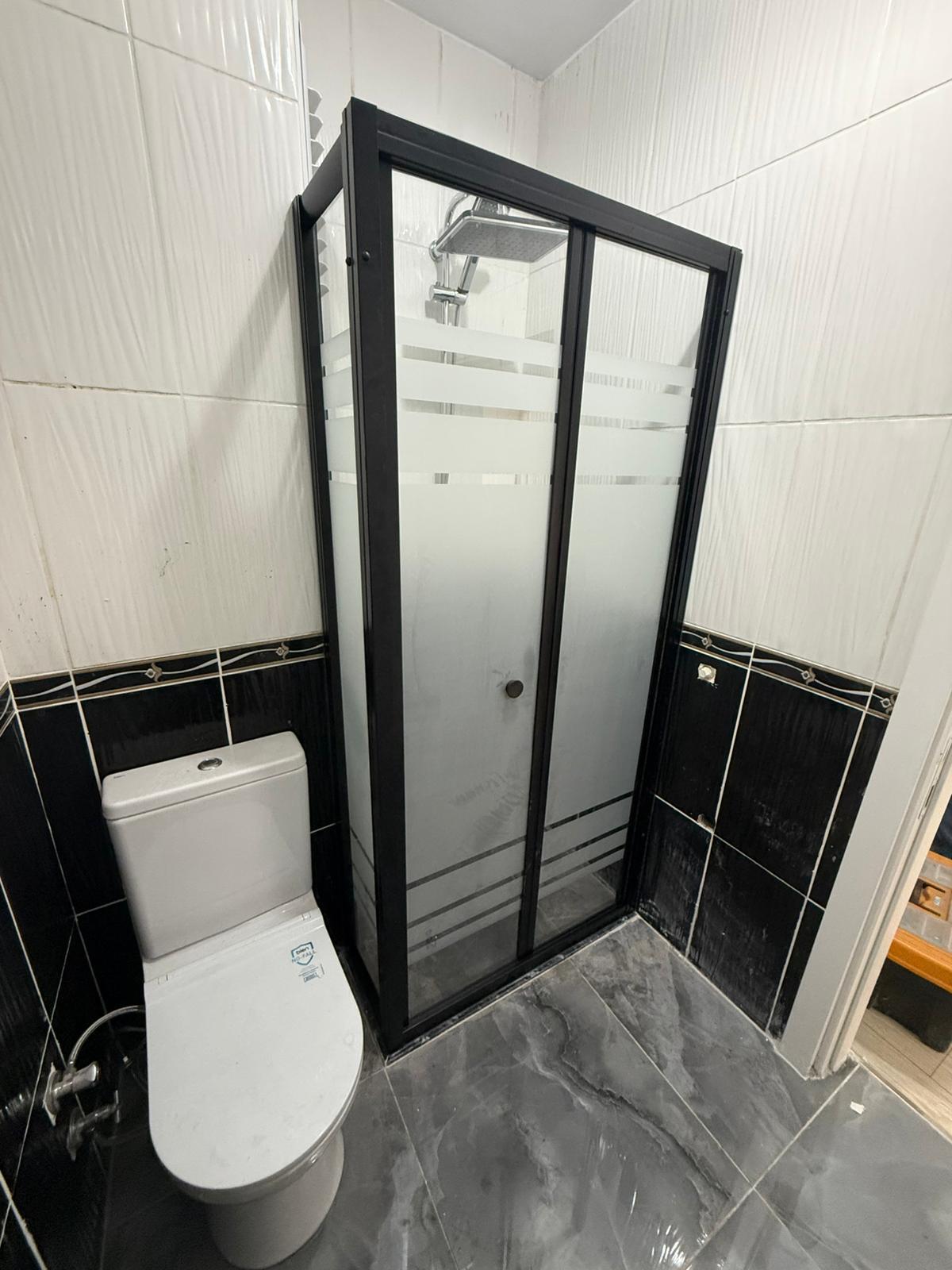 Siyah profil katlanır duşakabin