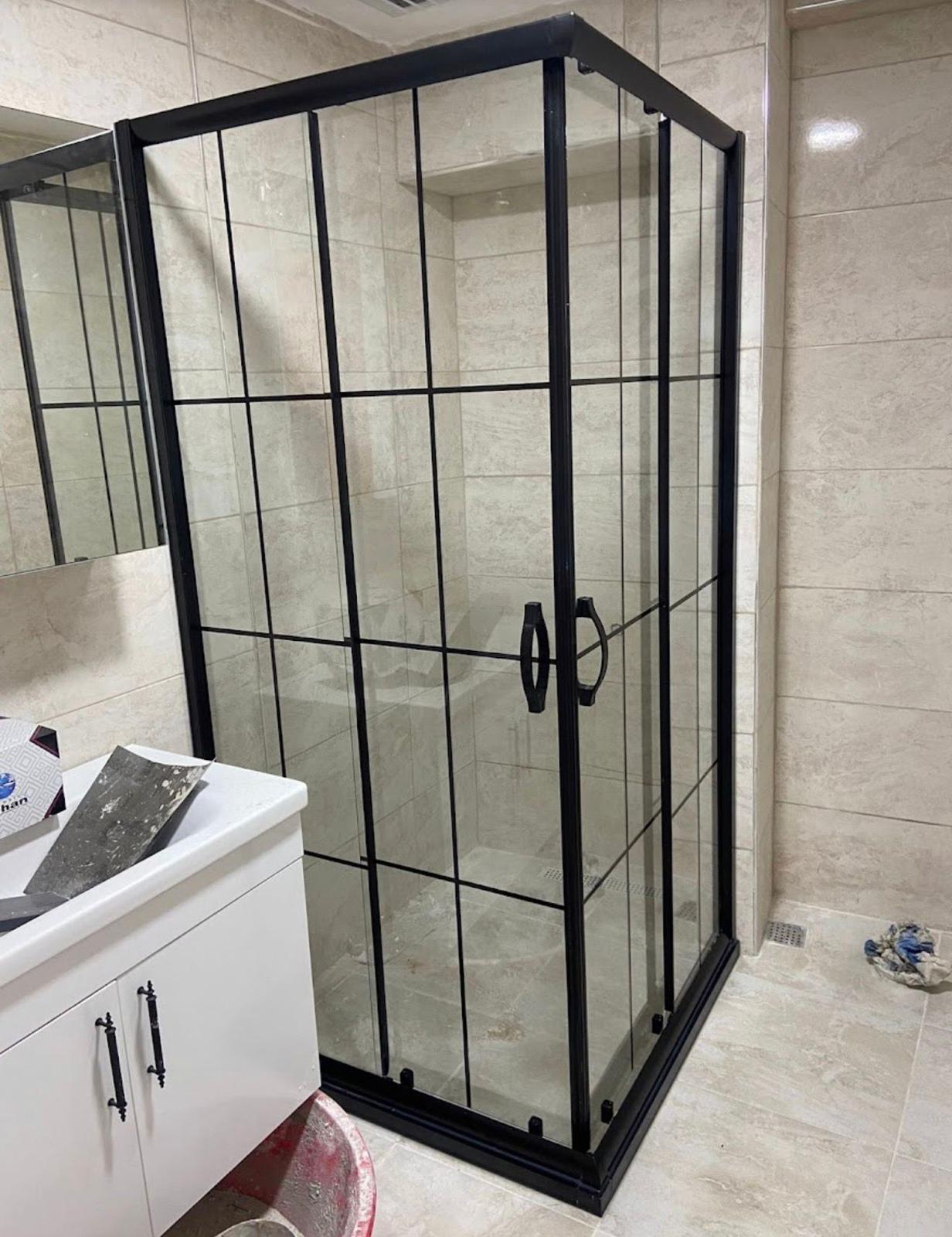 Karolajlı şeffaf duşakabin modeli