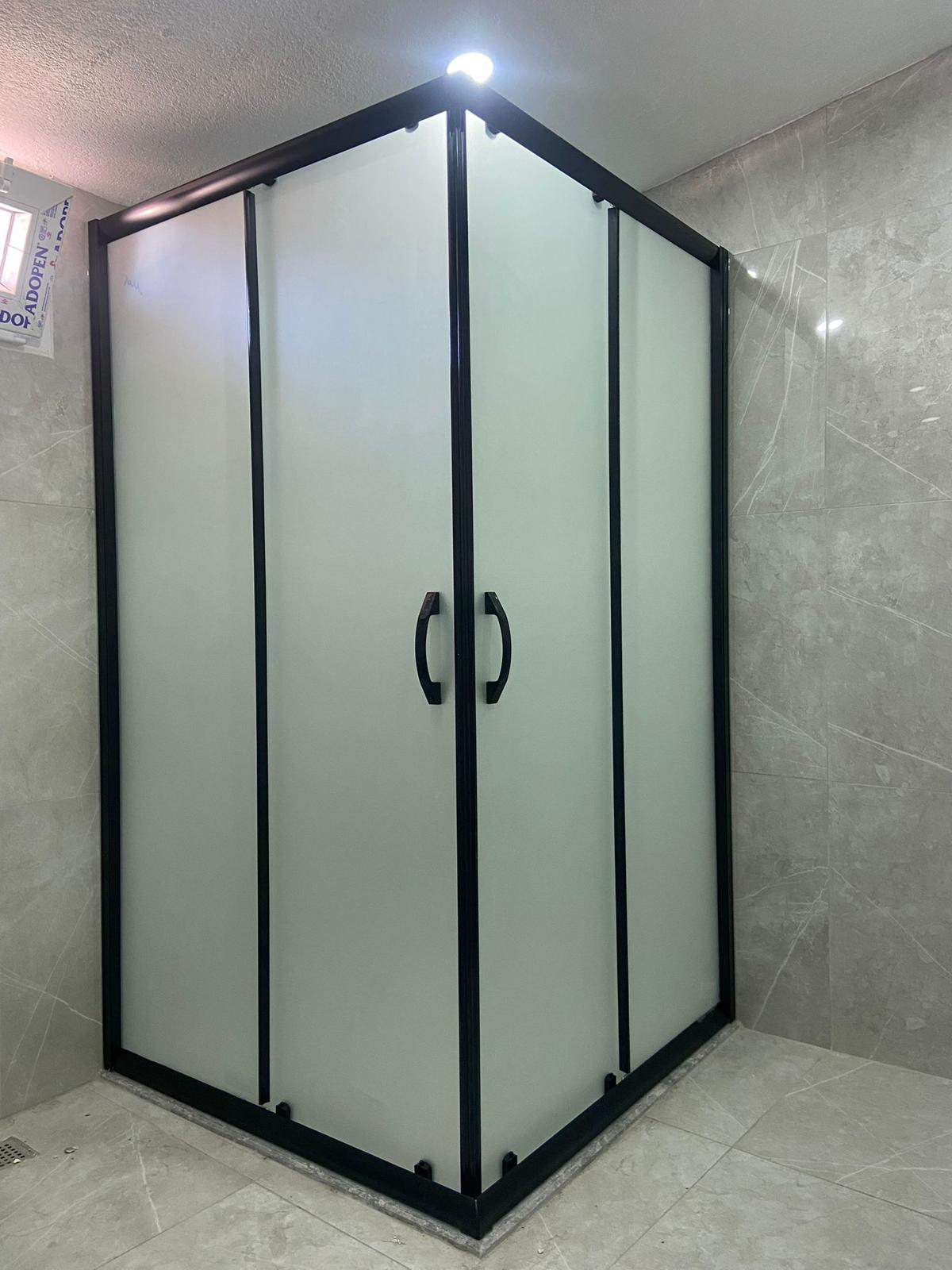 Siyah profil buzlu cam duşakabin modeli