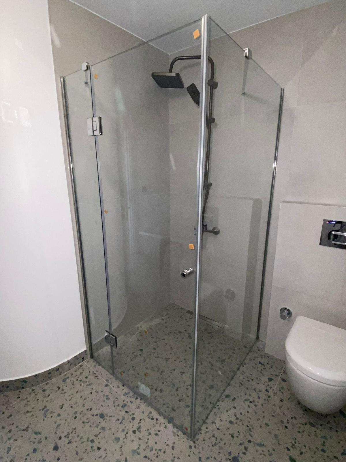 Şeffaf cam menteşeli duşakabin