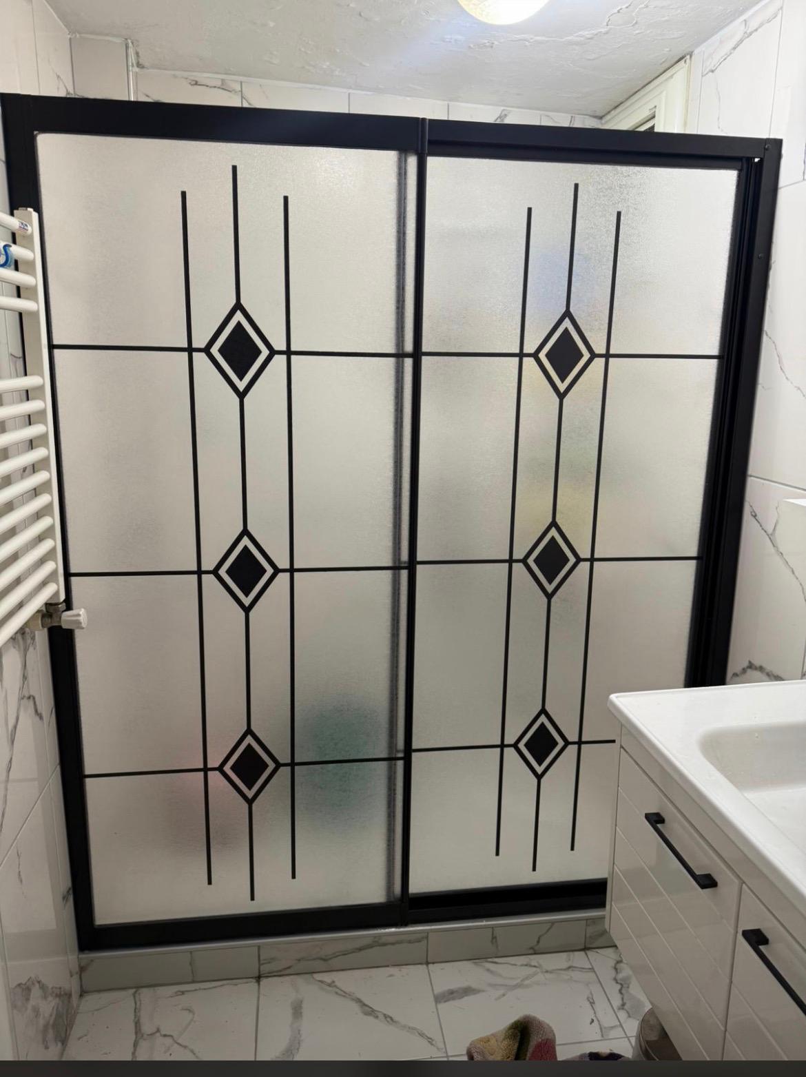 Modern duşakabin karolajlı cam